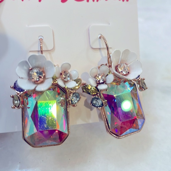 Betsey Johnson Iridescent FLOWER STONE DROP EARRINGS WHITE FLORAL NEW - Picture 3 of 3